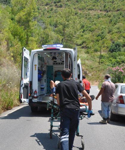 Kamyonet şarampole uçtu: 3 yaralı