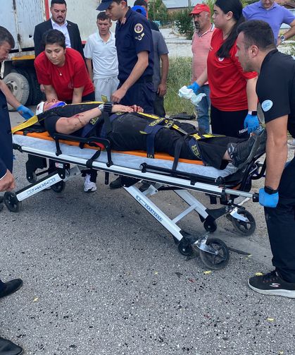 Kamyonetle çarpışan otomobilin sürücüsü yaralandı