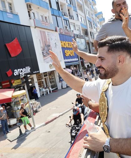 Kırkpınar Başpehlivanı Taş, Antalya'da coşkuyla karşılandı