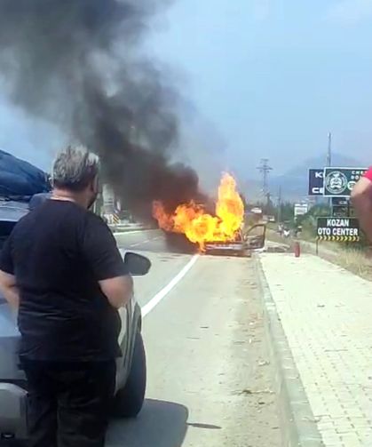 Kozan'da otomobil yandı