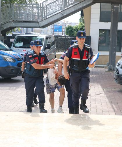 Marketten hırsızlık yapan şüpheli, içinde 10 yaşında çocuğun da bulunduğu otomobili gasbedip kaçtı