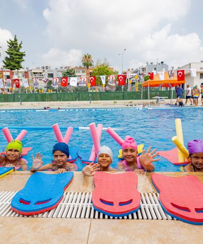 Mersin'de uzman eğitmenler eşliğinde ücretsiz yüzme kursu