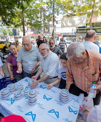 Mersin'de vatandaşlara aşure ikramı