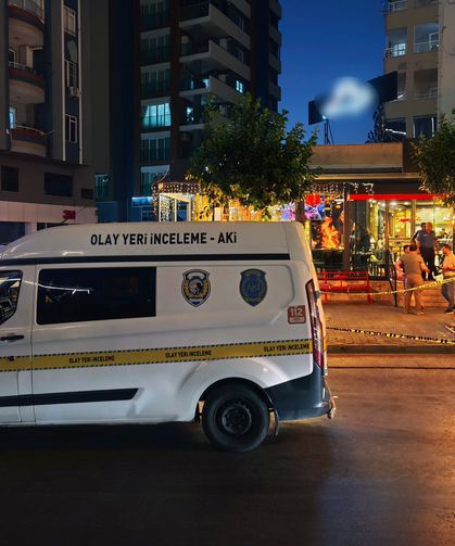 Motosikletli şüpheliler kebapçıya silahla saldırdı: 4 yaralı
