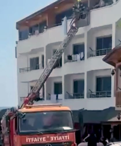 Otel odasında çıkan yangın söndürüldü; mahsur kalan 9 kişi kurtarıldı