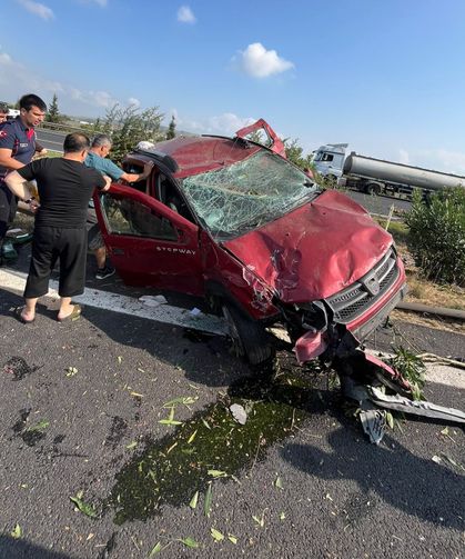 Otomobil bariyerlere çarptı; 1'i çocuk, 5 yaralı