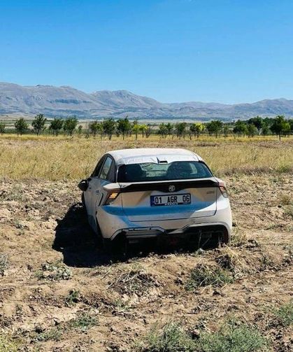 Şarampole devrilen otomobilde 2 kişi yaralandı