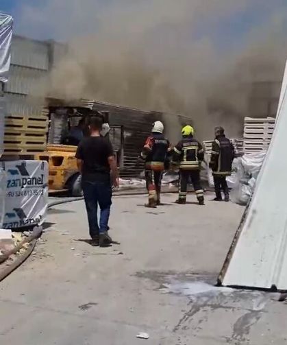 Tarsus'ta sanayi sitesinde depo yangını