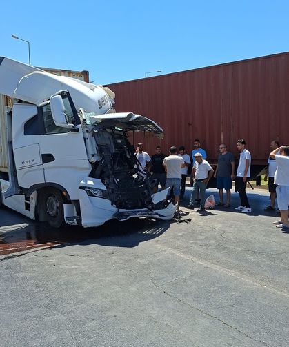 TIR'lar çarpıştı: 1 yaralı