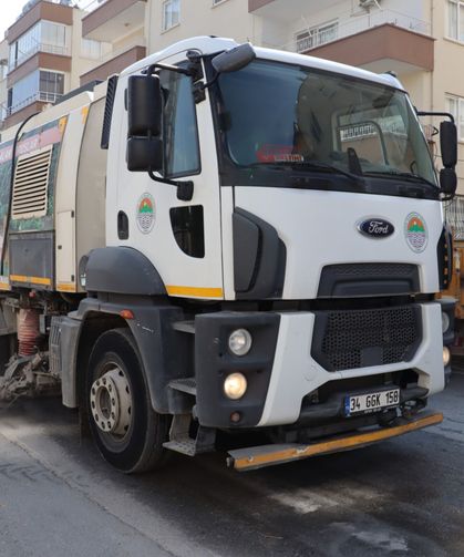 Toroslar'da sokaklar ve ortak yaşam alanları titizlikle temizleniyor