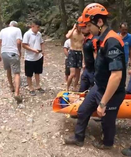 Yürüyüşte ayağı kırılan doğasever, 2 saatte kurtarıldı