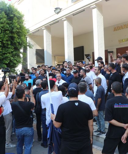 Adana Büyükşehir Belediyesi önünde taraftarların eyleminde gerginlik