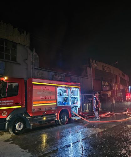 Adana'da kauçuk ayakkabı tabanı fabrikasında yangın