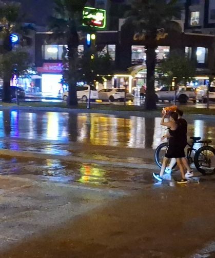 Adana'da sağanak yağış