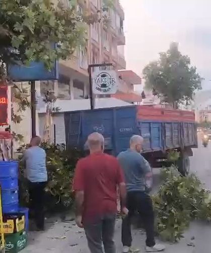 Adana'da traktörden ayrılan römork 2 kişiye çarptı; kaza anı kamerada