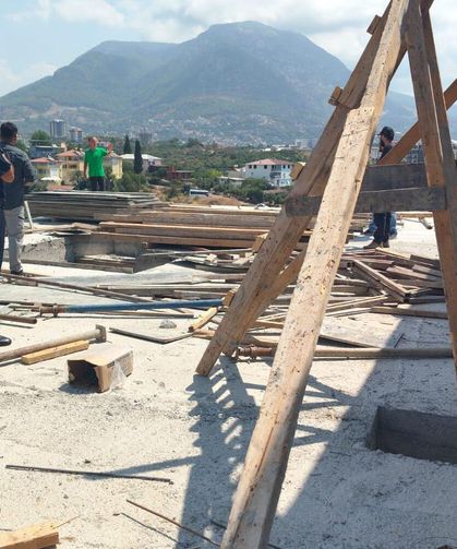 Alanya'da eşini ve kayınvalidesini bıçaklayan şüpheli adliyede