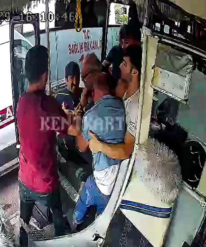 Ambulans ve özel halk otobüsü şoförlerinin kavgası kamerada