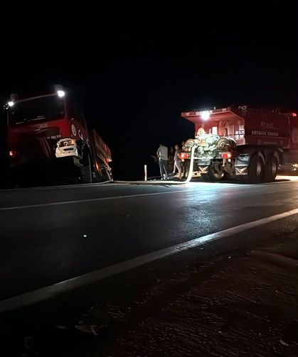 Antalya'da orman yangını; kara yolu tedbiren ulaşıma kapatıldı