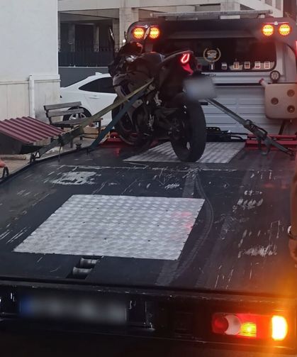 Bisiklet ve yaya yolunda motosiklet kullanan aday sürücünün ehliyeti iptal edildi