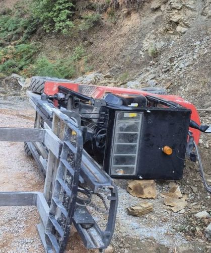 Devrilen forkliftin altında kalıp, yaralandı