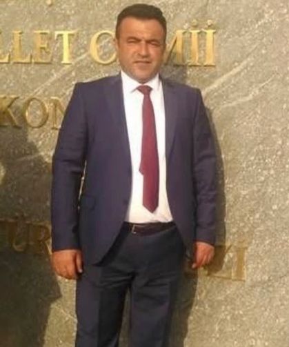 Devrilen traktörün altında kalan muhtar ağır yaralandı