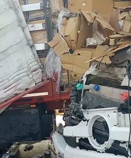 Emniyet şeridinde duran TIR'a arkadan başka bir TIR çarptı: 2 yaralı