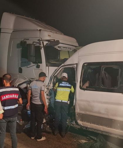 Hatay'da işçi servisi ile kamyon çarpıştı: 1 ölü, 14 yaralandı