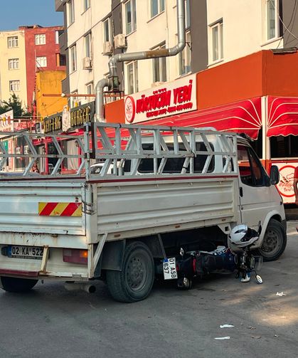 Kamyonet ile çarpışan motosikletin sürücüsü yaralandı