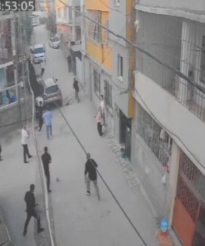 Kavgada otomobilini kalabalığın üzerine sürdü: 1'i ağır 4 yaralı