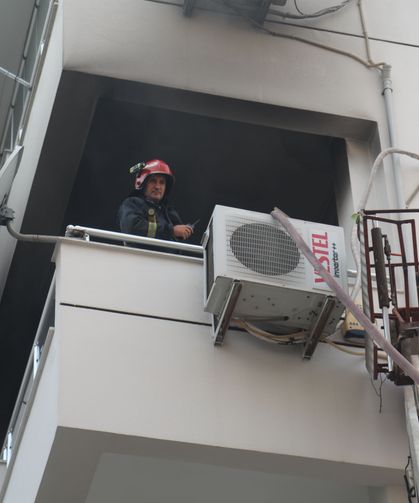 Klimadan çıkan yangında daire kullanılamaz hale geldi