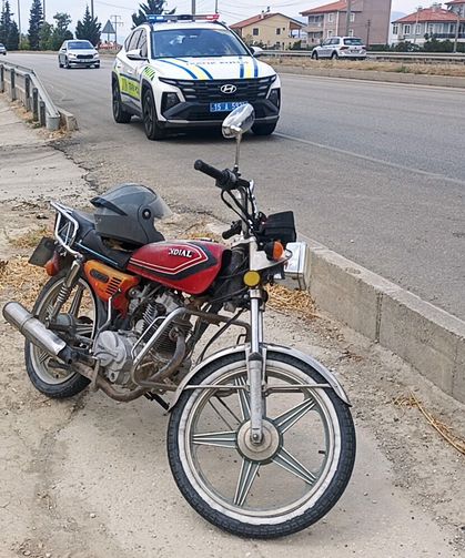 Lastiği patlayan motosiklet devrildi: 2 yaralı