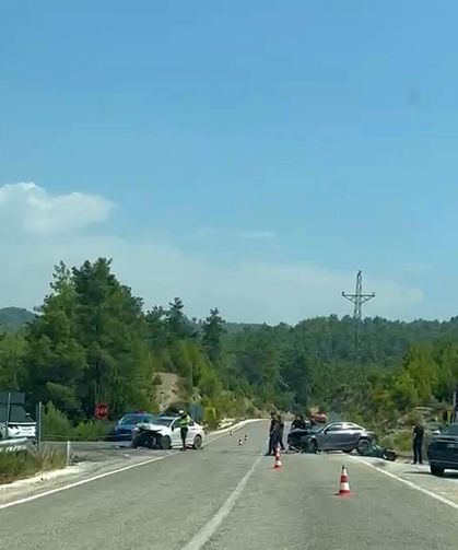 Manavgat'ta iki otomobil çarpıştı: 1 ölü, 2 yaralı