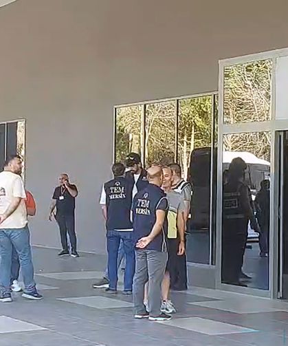 Mersin'in Taşucu Limanı'nda ekipler hazırlık yapıyor (2)