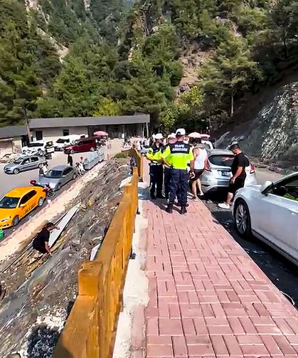 Osmaniye'de kazanın ardından korkuluklardan düşen otomobildeki 5 kişi yaralandı