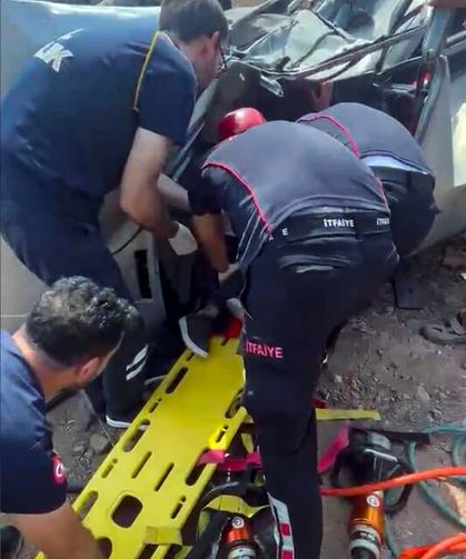 Osmaniye'de otomobil ile hafif ticari aracın çarpıştığı kaza kamerada: 2 yaralı