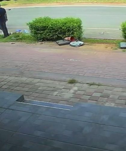Otomobil ile elektrikli bisiklet çarpıştı: 1'i ağır, 2 yaralı