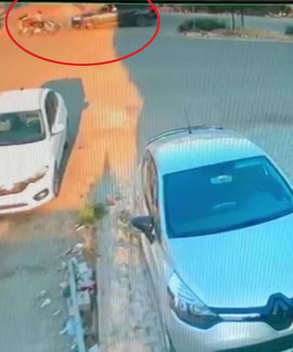 Otomobil ve hafif ticari araçla çarpışan motosikletin sürücüsü öldü; kaza anı kamerada