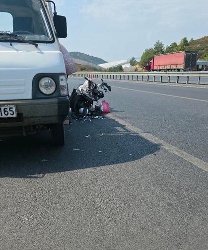Park halindeki kamyonete çarpan motosiklet sürücüsü yaralandı