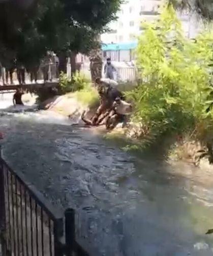 Sulama kanalında boğulma tehlikesi geçiren çocuğu çevredekiler kurtardı
