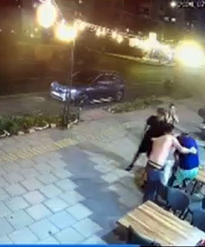 Tantunicide oturan site yöneticisine silahlı saldırıda yaralandı; olay anı kamerada
