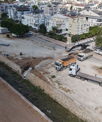 Yağmur suyu drenaj çalışmasında kanalizasyon hattı patladı; mahalleli çözüm bekliyor