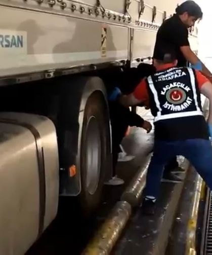 Yurt dışı çıkış yasağı bulunan sanal medya ünlüsü Kocabıyık, Kapıkule'de TIR dorsesinde yakalandı