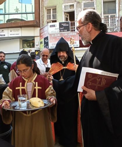 ABD ve Kanadalı hac yolcuları depremde hasar gören kilisede dua etti