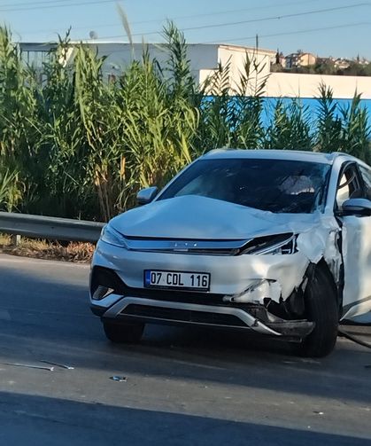 Antalya'da üç aracın karıştığı zincirleme kaza: 17 yaralı