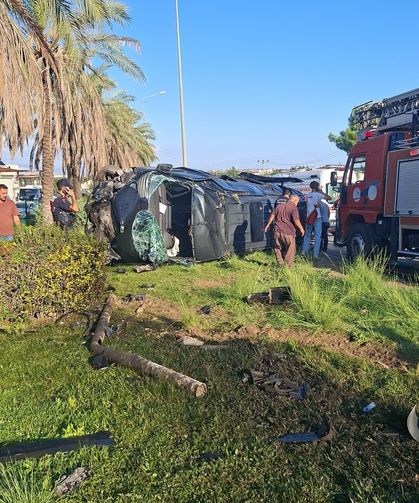 Antalya'da üç aracın karıştığı zincirleme kaza kamerada: 15 yaralı (2)- Yeniden