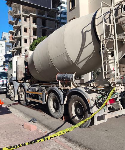 Beton mikserinin altında kalan yaya hayatını kaybetti