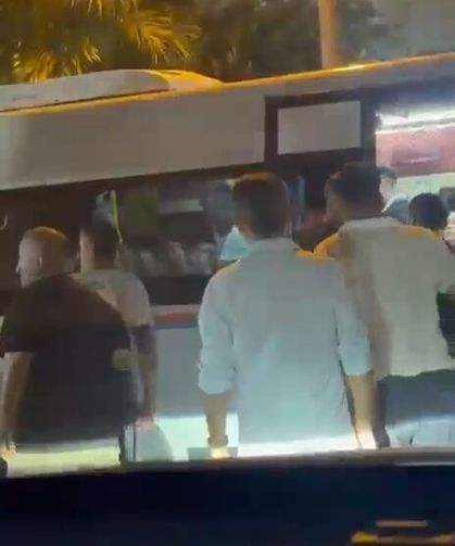 Dolmuşta bir kişinin darbedildiği anlar kamerada