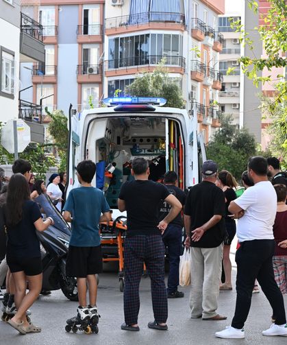 Hafif ticari araç apartman duvarına çarptı