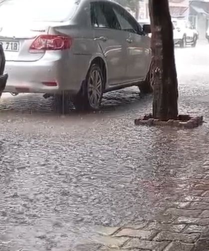 İmamoğlu'nda sağanak hayatı olumsuz etkiledi