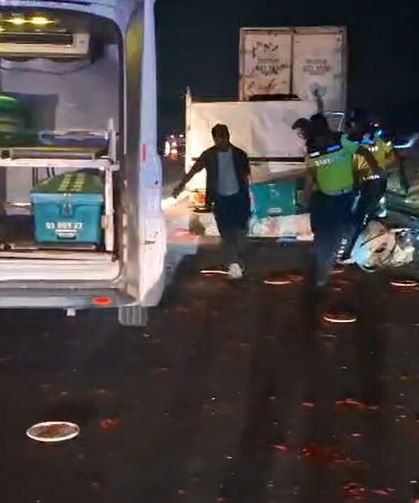 Kamyonet, TIR'a arkadan çarptı: 2 ölü /Ek fotoğraflar